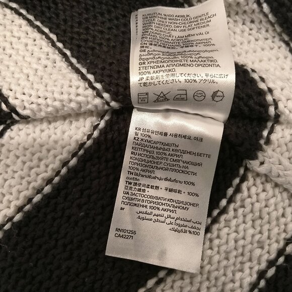 H&M  Black & White Striped V-Neck Sweater Size XS - Picture 4 of 6